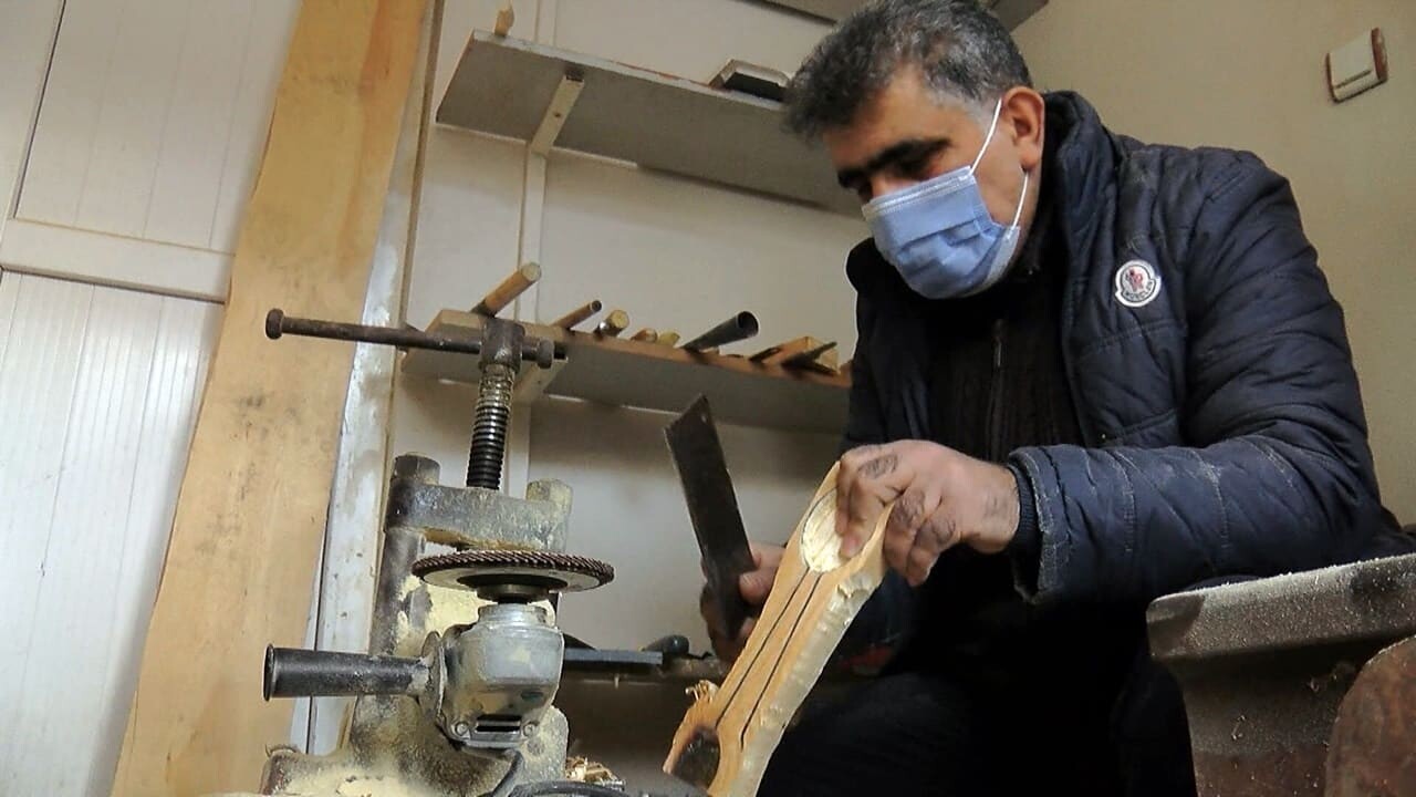 Evine kapanan Eker, merak sardığı ahşap oymacılığını internetten öğrenerek ahşaptan tahta kaşık üretmeye başladı.