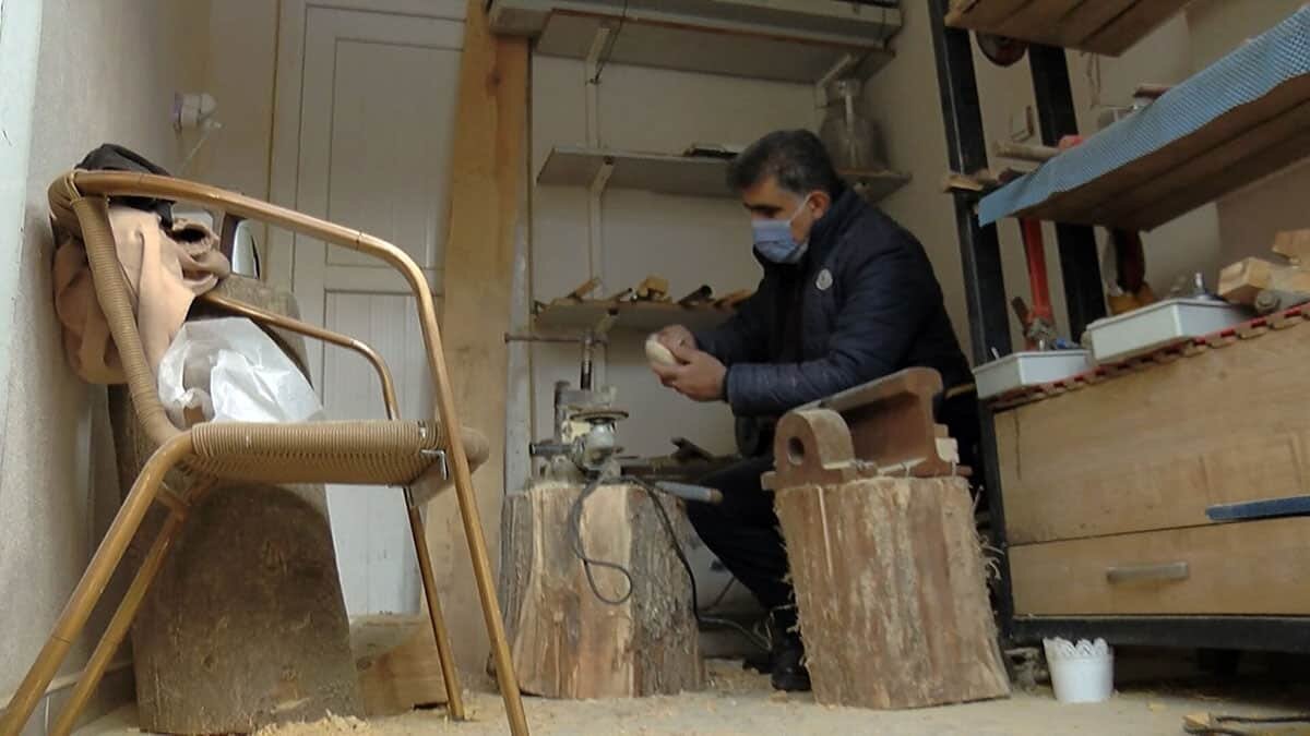 Ahşaptan tahta kaşık üretmeye başladı