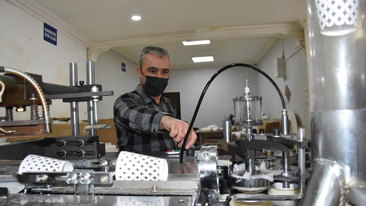 Kütahya’nın Tavşanlı ilçesinde Murat Yıldız (40), 13 yıldır çalıştığı fabrikadan ayrılınca tek kullanımlık karton bardaklara yoğun ilgi nedeniyle hayali olan karton bardak atölyesini açtı.