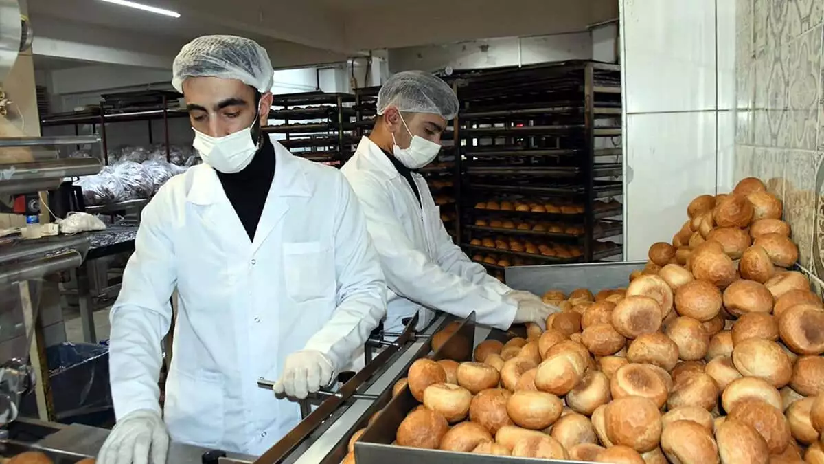 Çorlu'da 40 yıldır fırın işleten i̇smet i̇çem, sanayi bölgelerinde bulunan bir çok fabrikanın hijyenik ve ambalajlı olması nedeniyle roll ekmeğe döndüğünü, iade garantisi ile israfın da önüne geçildiğini belirtti.