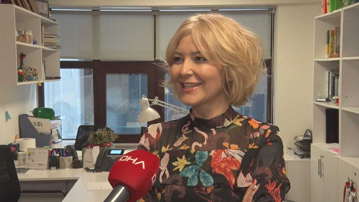 90'lı yılların şarkıları dinleyen herkesi mutlu ediyor. İnsanları geçmişte yaşamış olduğu anılara götürüyor. 