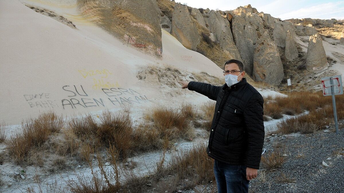Kayseri Yeşilhisar ilçesinde sayısı 40'ı bulan peribacalarına sprey boya ile yazılan yazılar tepki çekti.