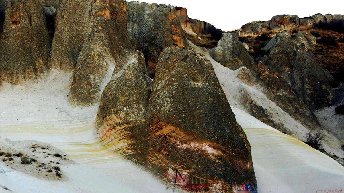 Peribacalarına sprey boya ile yazılan yazılara tepki