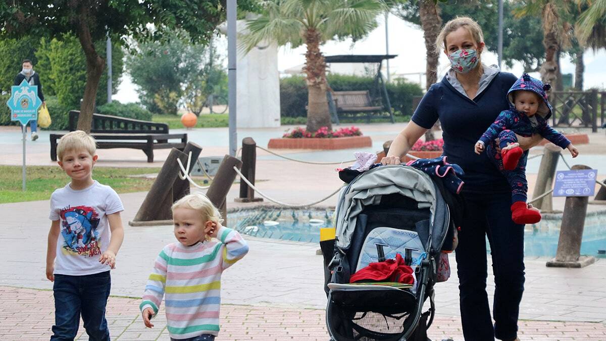 Polonya'dan çocuklarıyla birlikte ilk kez Türkiye'ye gelen Jan - Aneta Antoniewicz çifti, Antalya'nın Alanya ilçesine ve Türk insanına hayran kaldı.