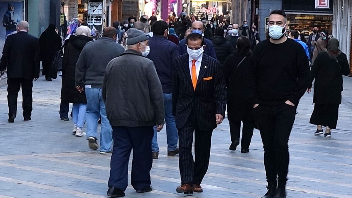 Sağlık Bakanlığı Bilim Kurulu Üyesi Prof. Dr. Tevfik Özlü, "maske karbondioksit birikmesine neden olmaz" açıklamasında bulundu.