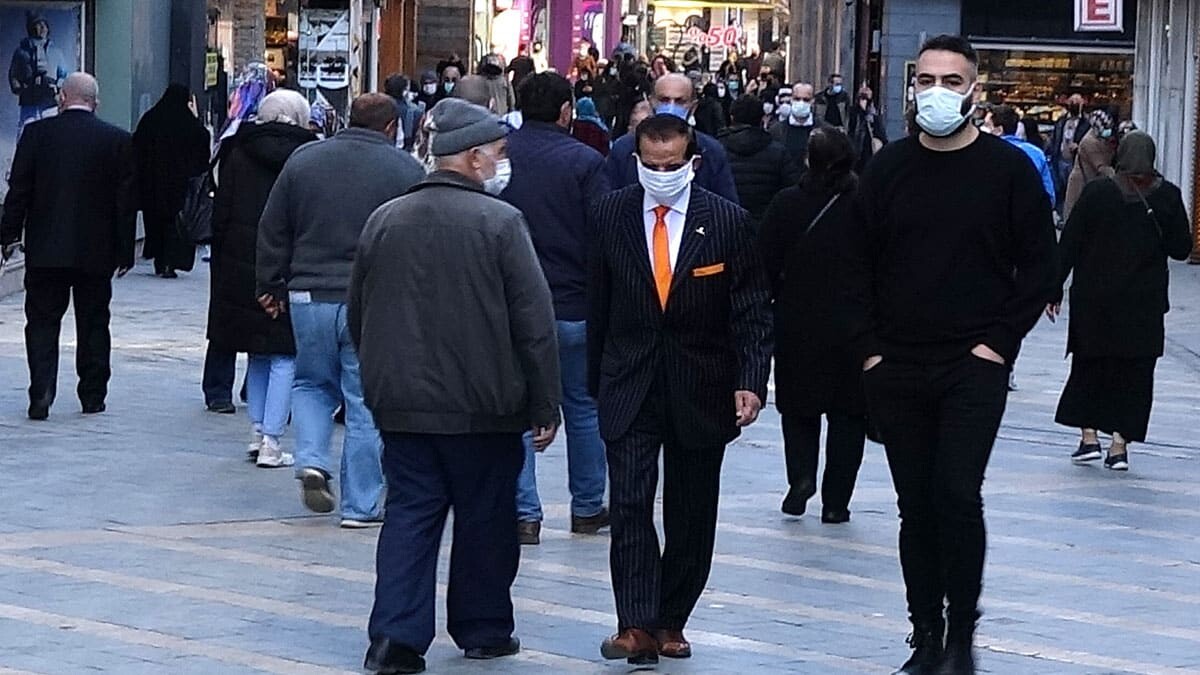 Özlü, "Zorunlu aşıya taraftar değilim. Gönüllülük olarak da olsa Türkiye'de pek çok kişinin aşı yaptıracağına inanıyorum" dedi.