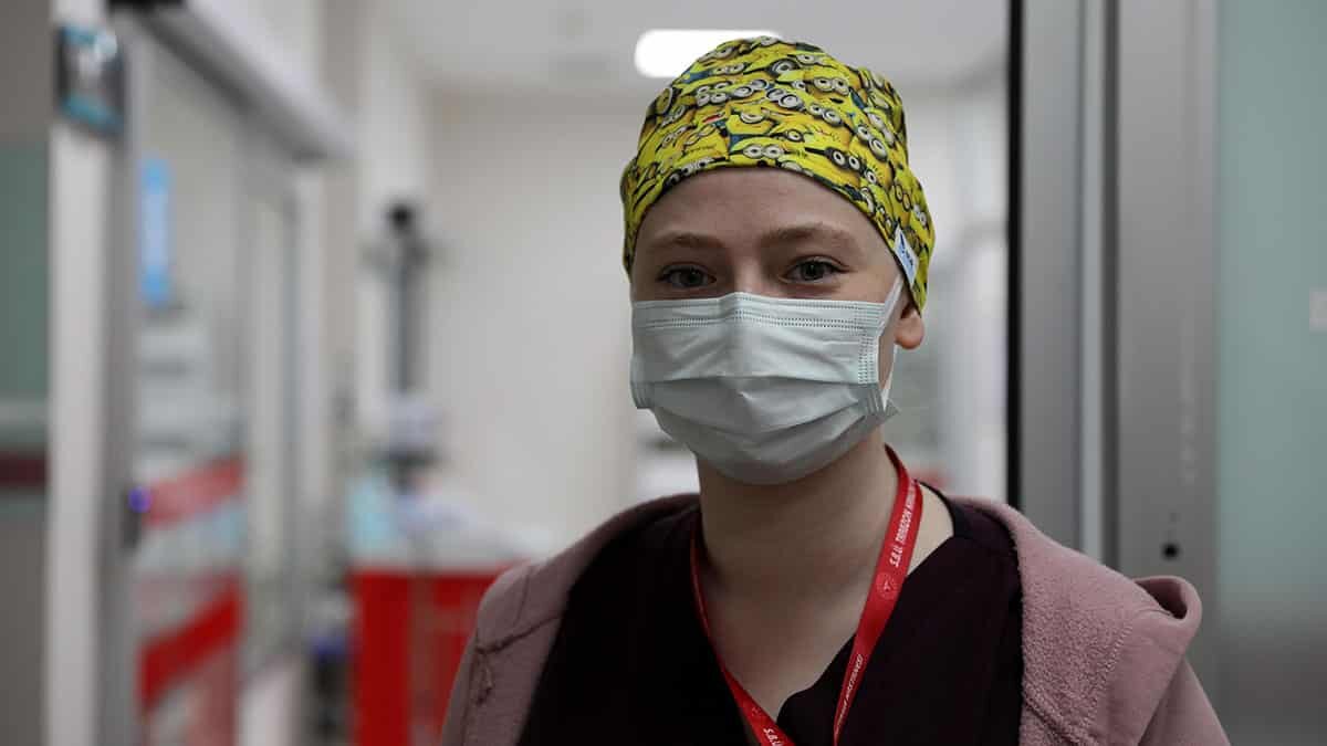 Sağlık Bakanlığı Bilim Kurulu Üyesi Prof. Dr. Tevfik Özlü, koronavirüs aşısıyla ilgili, "Zorunlu aşıya taraftar değilim. Ama gönüllülük olarak da olsa Türkiye'de pek çok kişinin aşı yaptıracağına inanıyorum" dedi.