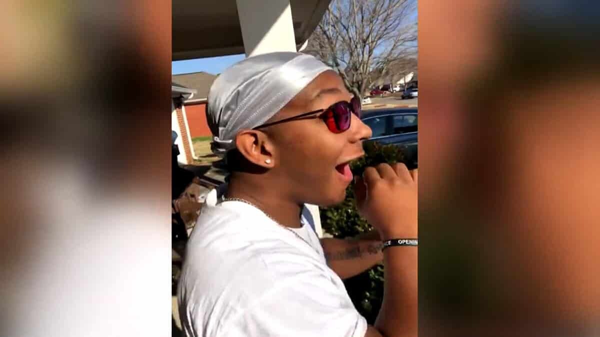 ABD’de yıllardır renk körlüğü bulunan McKinley "Mac" Erves, arkadaşları tarafından hediye edilen özel gözlükle ilk kez renkleri gördü.