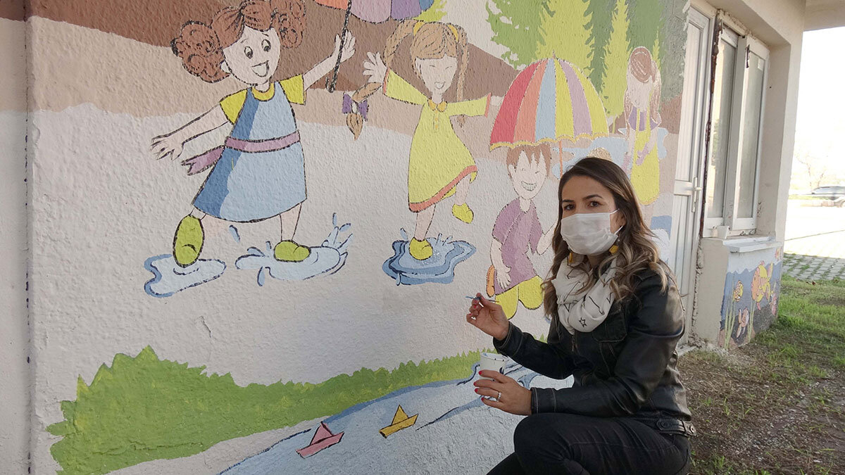 Öğrencilerin hayal dünyalarına dokunan resimler çizdi