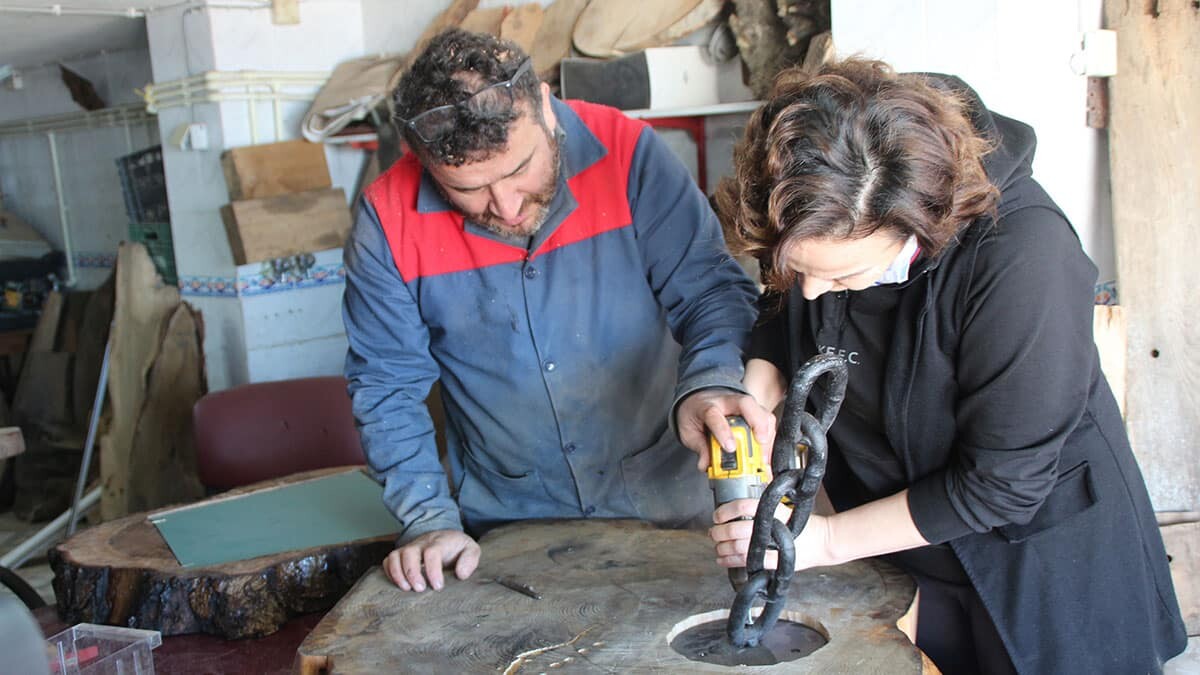 Rize’de koronavirüs tedbirleri kapsamında işlettiği restoranını kapatan Salih Öz, evinde oluşturduğu atölyesinde ahşap ustası oldu.