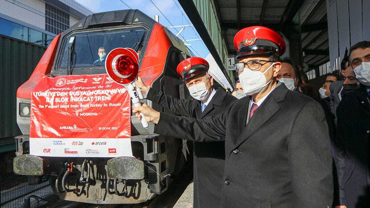 Türkiye'den Rusya'ya gönderilen ilk blok ihraç treni ile Çin'e bor madeni taşıyan ihracat treni Ankara'dan törenle uğurlandı.