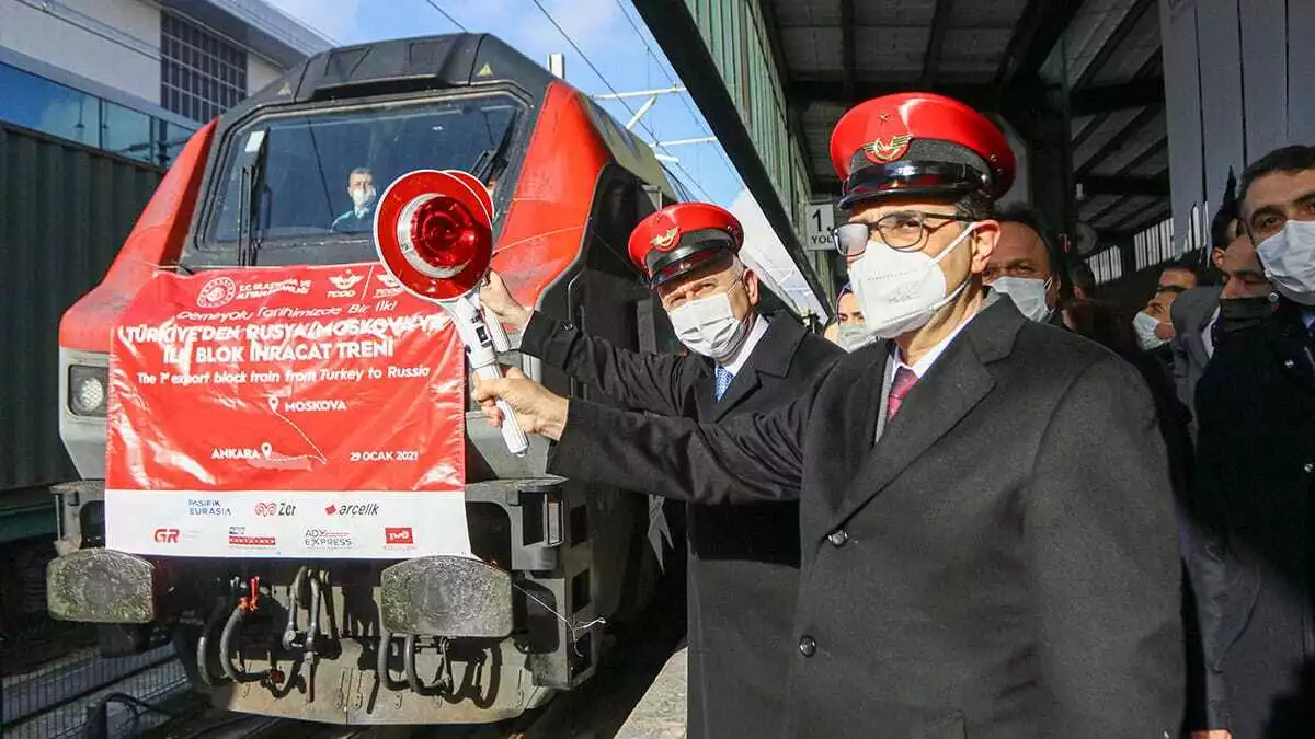 Türkiye'den rusya'ya gönderilen ilk blok ihraç treni ile çin'e bor madeni taşıyan ihracat treni ankara'dan törenle uğurlandı.