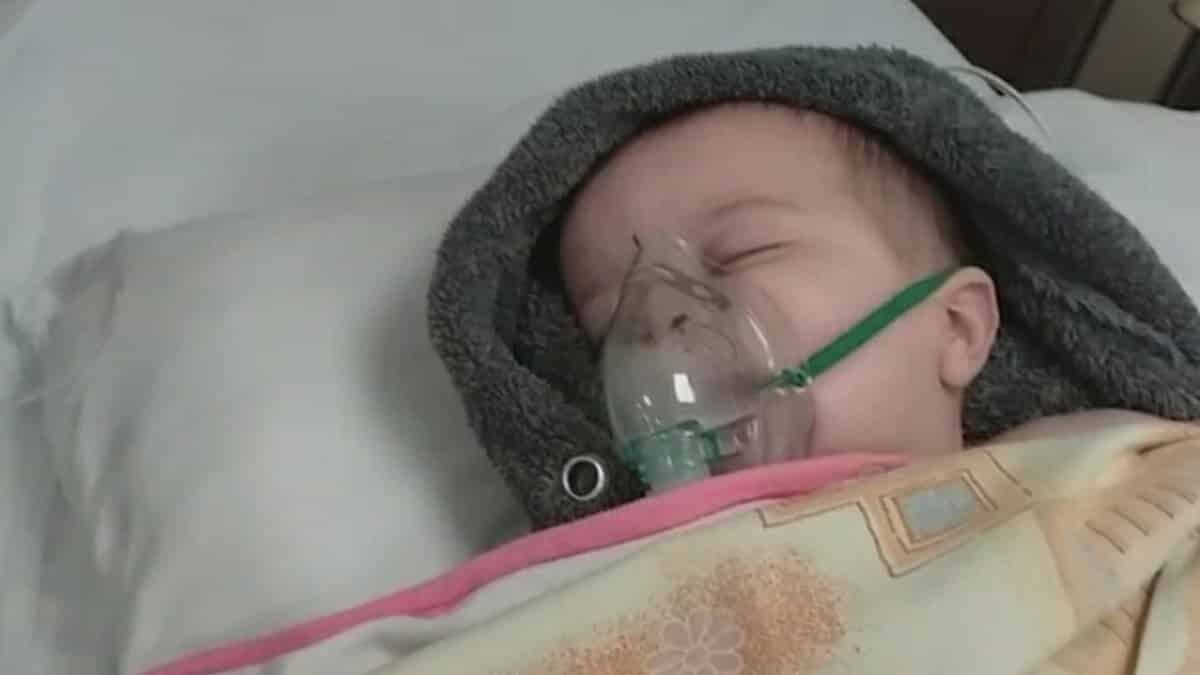 Evde solunumu kesilen ve mosmor olan Rüzgar bebeğin ailesi, büyük bir korku yaşadıklarını söyleyerek yoğun bakımda gözetim altında tutulan çocukları için hastalığın ilerlemesi durduracak ilacın bir an önce getirilmesini istedi.