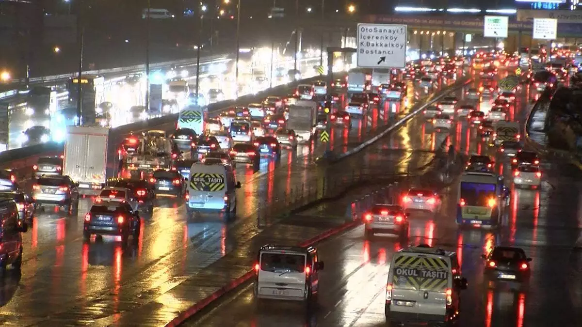 Sağanak yağış trafikte etkili oldu