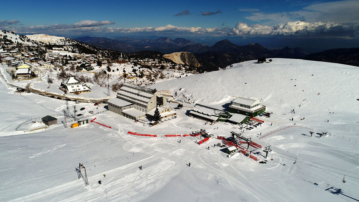 Antalya kent merkezine 37 kilometre uzaklıktaki Saklıkent Kayak Merkezi, önceki gün başlayan kar yağışıyla birlikte beyaza büründü. 