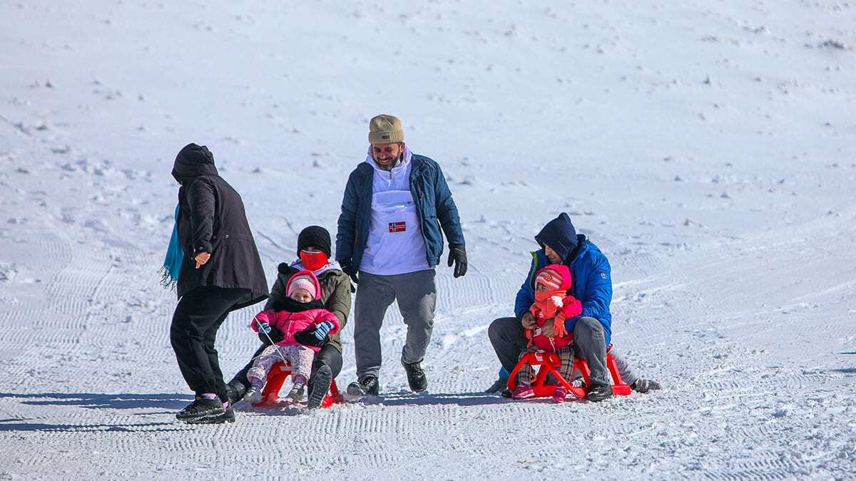 Yağışın ardından kayak merkezinde sezon açıldı. Son 20 yılın en kurak kış sezonunu yaşadıklarını belirten Saklıkent işletmecileri, iki ay geç gelen kar yağışını, buruk sevinçle karşıladıklarını söyledi.