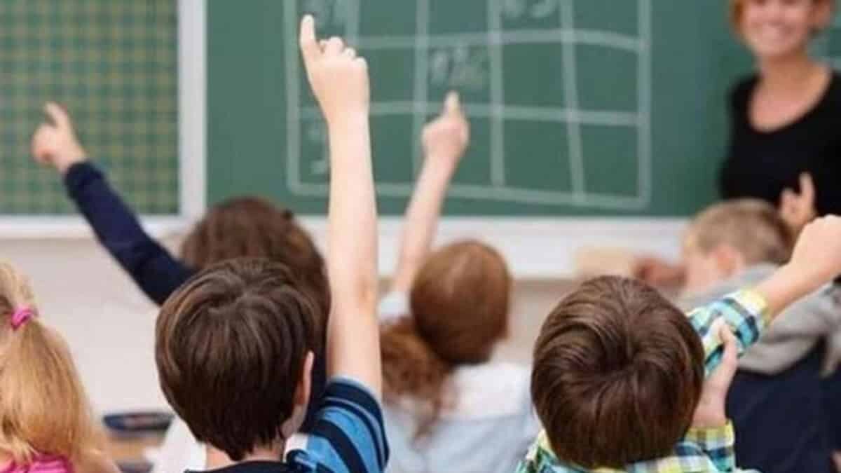 Salgın nedeniyle okullar bir ay erken kapanacak