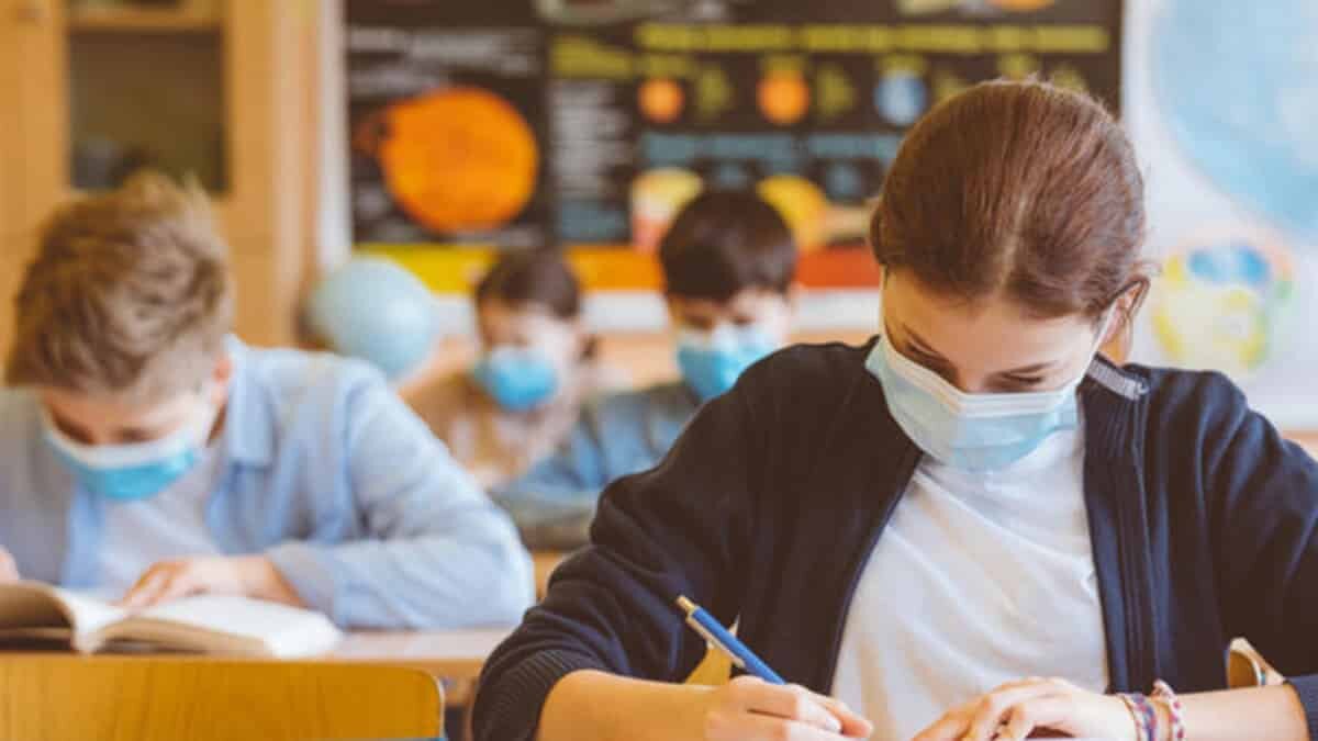 Salgını nedeniyle okullar bir ay erken kapanacak