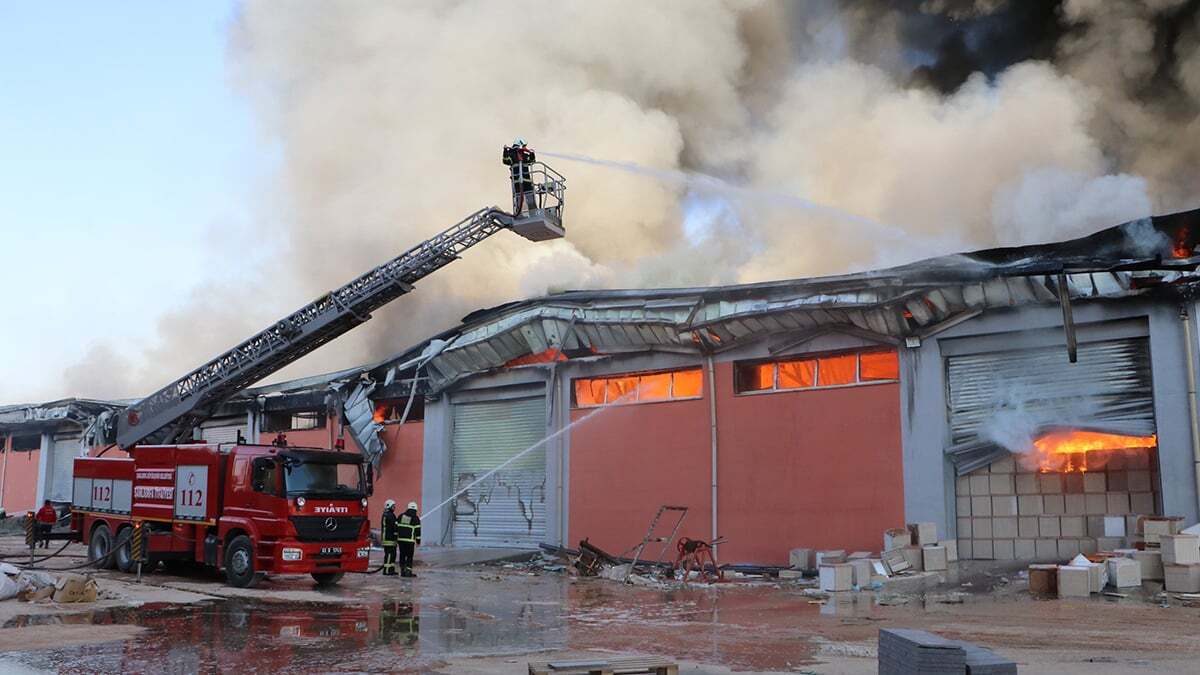 Şanlıurfa'da lojistik deposunda yangın