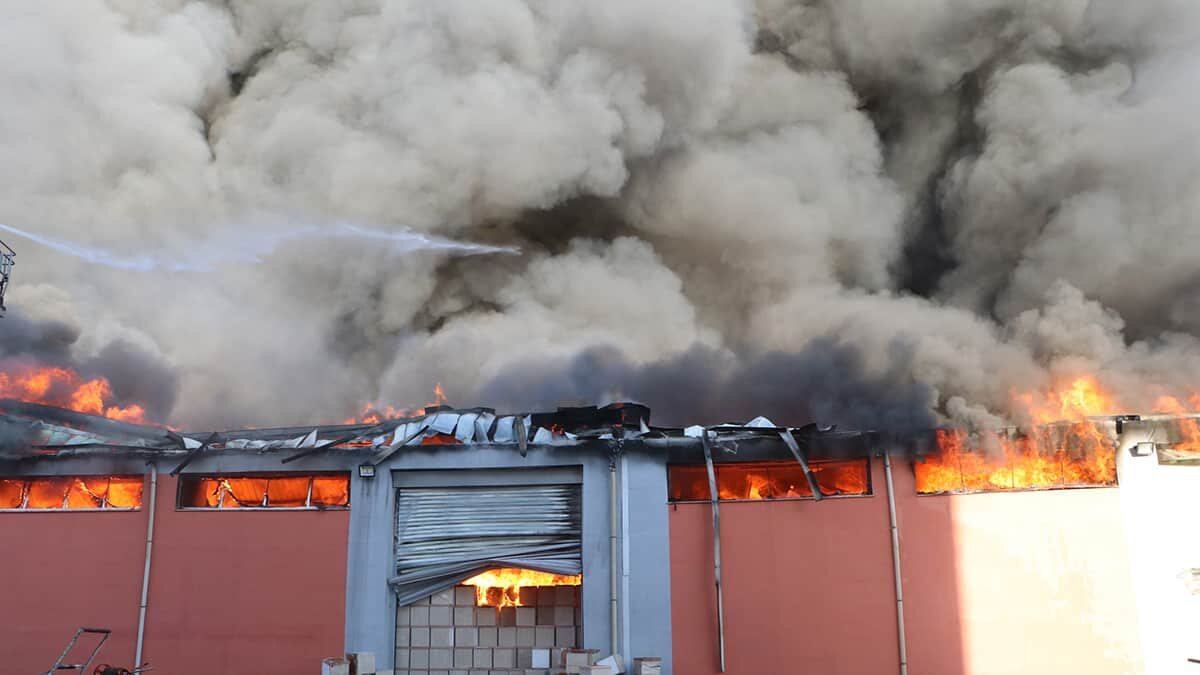 Şanlıurfa'da lojistik deposunda yangına çevre ilçelerin itfaiye ekiplerinin yanı sıra polis ve jandarma tarafından müdahale edildi.