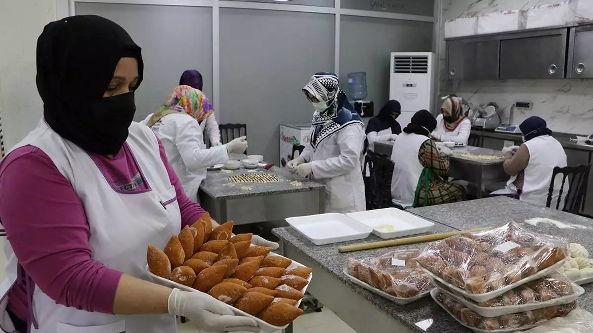 Şanlıurfa’da, kadınların ev ekonomisine katkı sağlaması amacıyla kurulan yöresel ara sıcak tesisi’nde hazırlanan yöresel yemekleri 81 ile gönderiliyor.