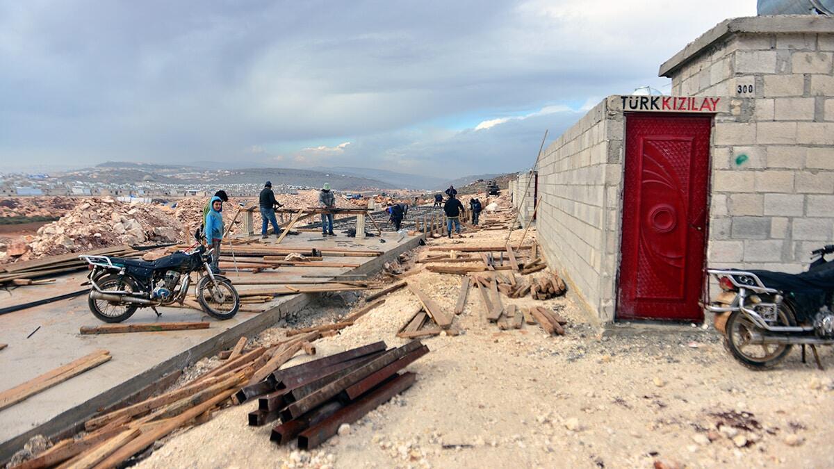 2011 yılı Mart ayında başlayan ve 1 milyonu aşkın kişinin hayatını kaybettiği Suriye'deki iç savaş nedeniyle, milyonlarca sivil evlerini terk edip, göç etmek zorunda kaldı.