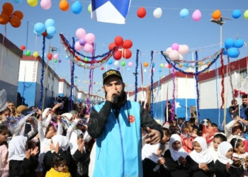 Savaş mağduru çocuklar için bestelediği şarkıyı tanıttı