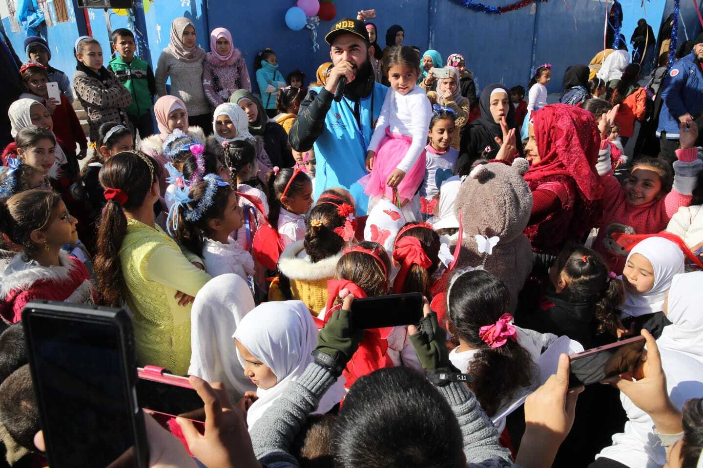 Savaş mağduru çocuklar için bestelediği şarkıyı tanıttı