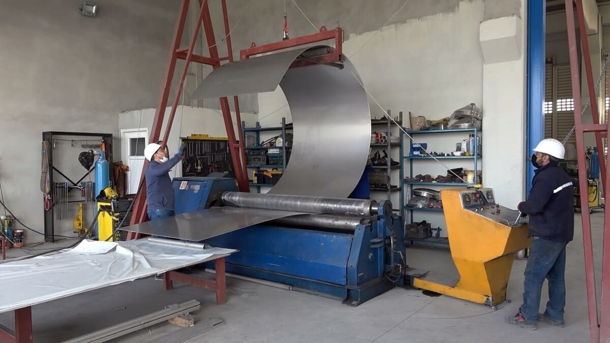 Savaştan kaçarak Düzce'ye yerleşen Suriyeli kardeşler atölye kurup kimya, petrokimya, gıda ve ilaç fabrikalarında kullanılan dev kazanlar üretip ihracata başladı.