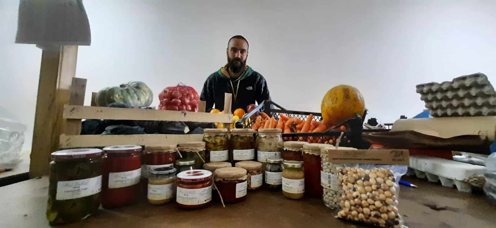 Mühendis Gözde (33) ve şehir planlamacısı Burak Alsan (34) çifti, 4 yıl önce yerleştikleri İzmit’in Fethiye köyünde organik tarım ve hayvancılık yapıyor.