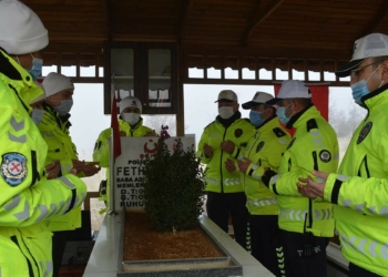 Terör saldırısını önleyen, ancak kendisi de çıkan çatışmada şehit olan polis memuru Fethi Sekin mezarı başında anıldı.