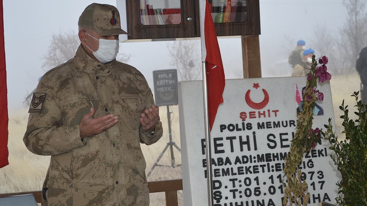 Fethi Sekin mezarı başında anıldı