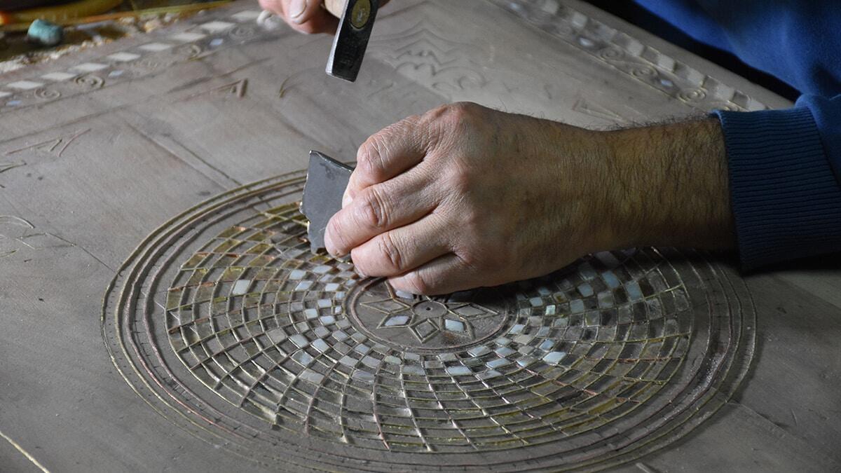 Sivas'ta yaşayan Oktay Pala (59), unutulmaya yüz tutan el sanatlarından sedef kakmacılığını sürdürüyor.