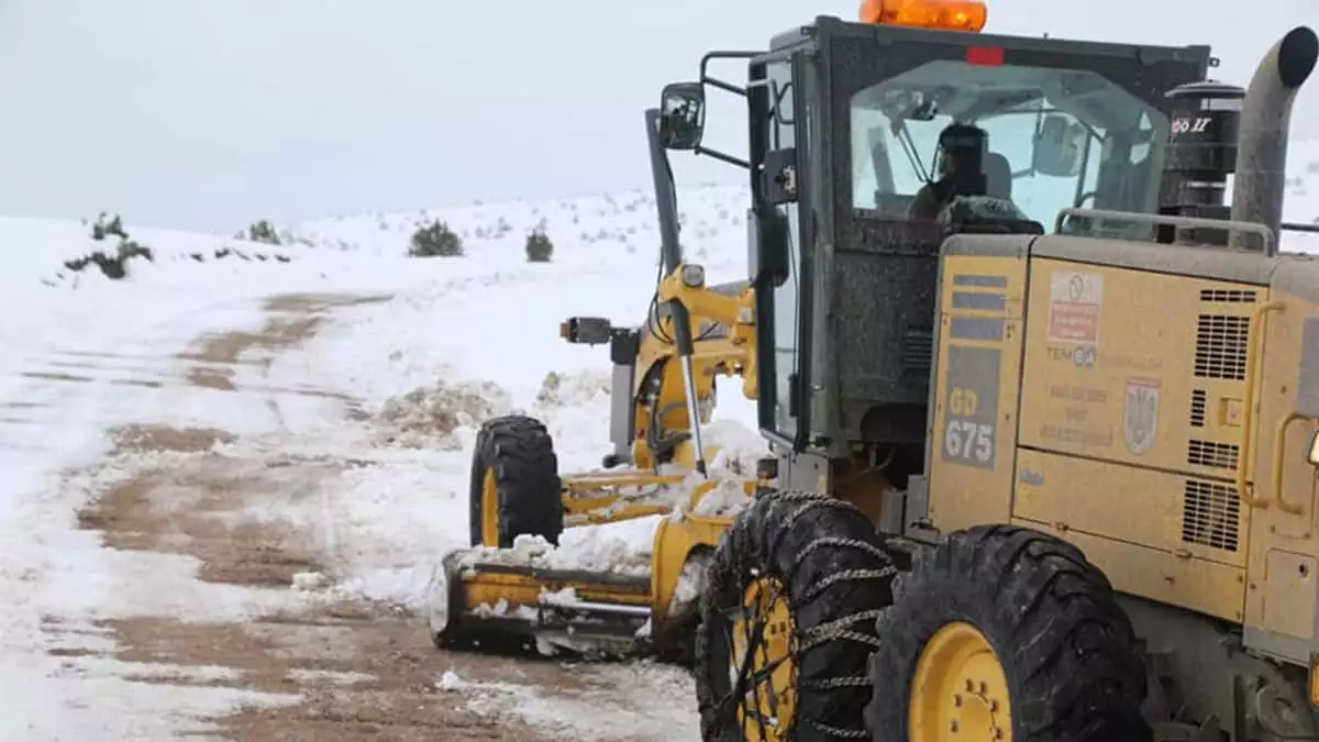 Sivas'ta birkaç gündür etkili olan kar yağışı nedeniyle bugünden itibarıyla köy ve mezralardan oluşan 461 yerleşim yeri yolu ulaşıma kapandı.