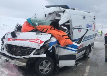 Sivas'ta feci kaza: Ambulans ile TIR çarpıştı