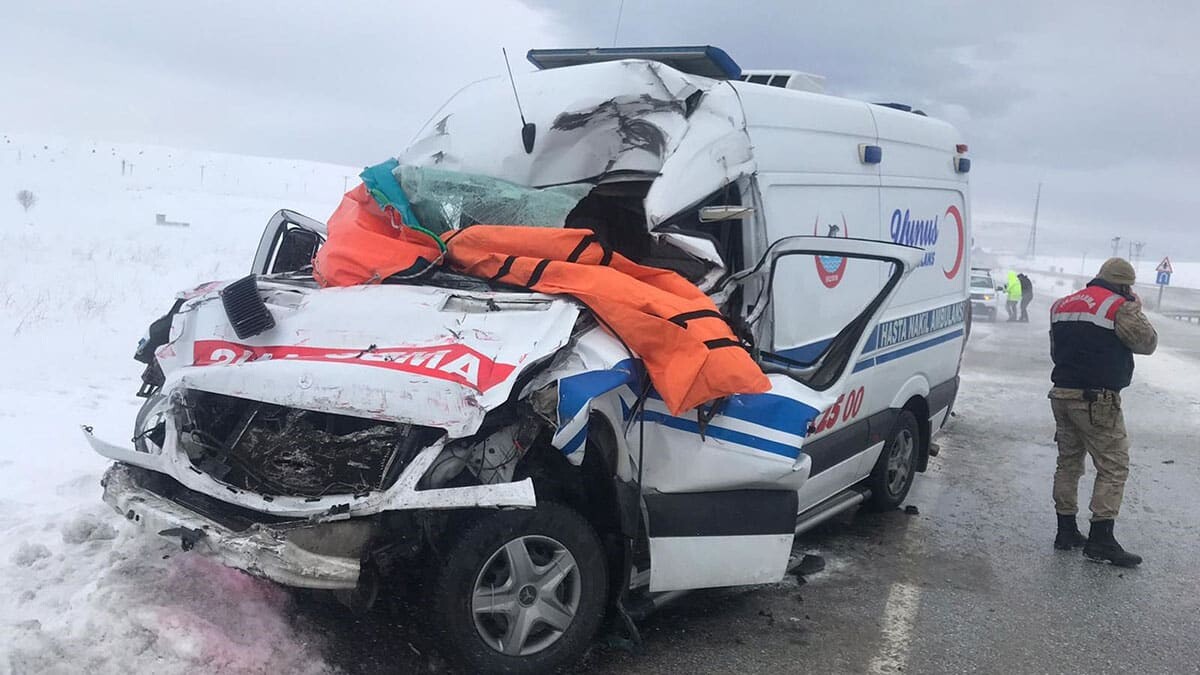 Sivas'ta feci kaza: Ambulans ile TIR çarpıştı