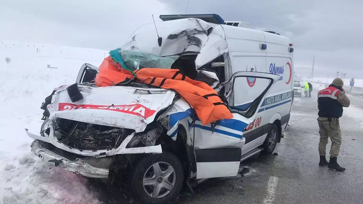 Sivas'ta feci kaza: ambulans ile tir çarpıştı