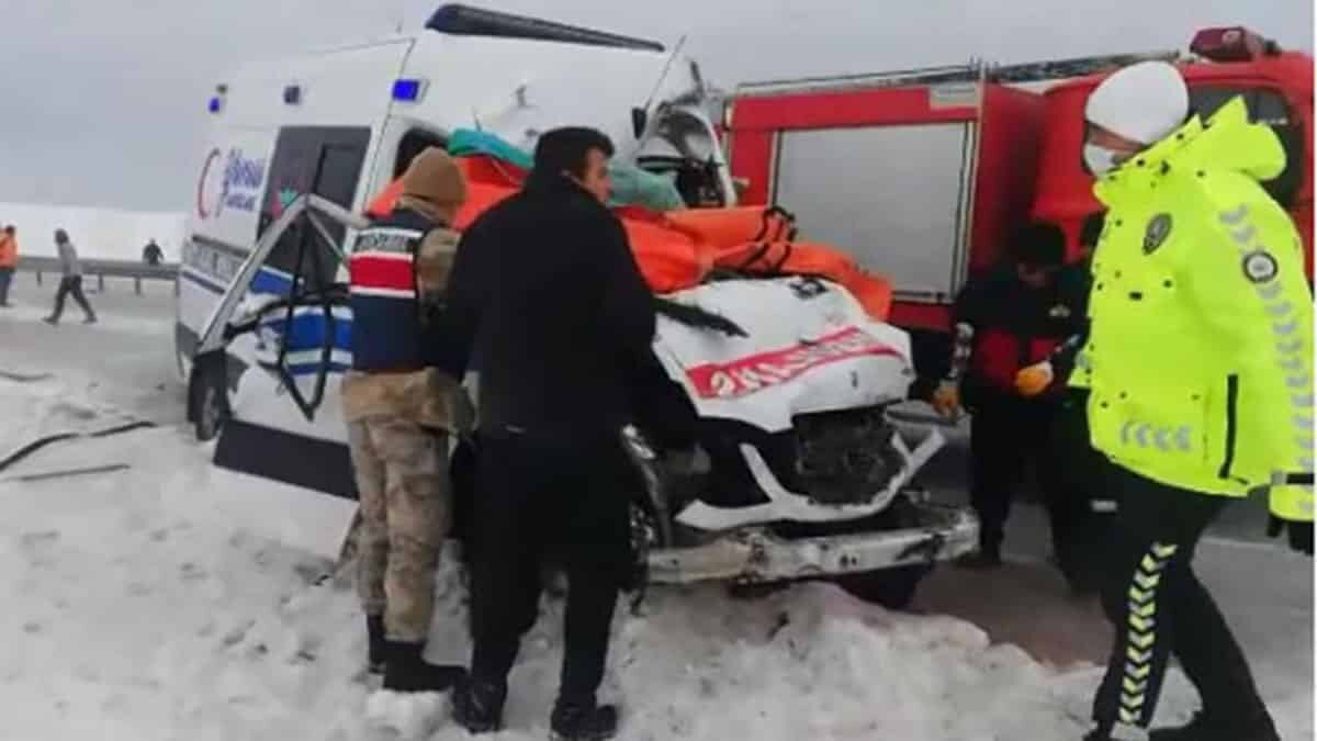 Sivas'ta feci kaza: Ambulans ile TIR çarpıştı