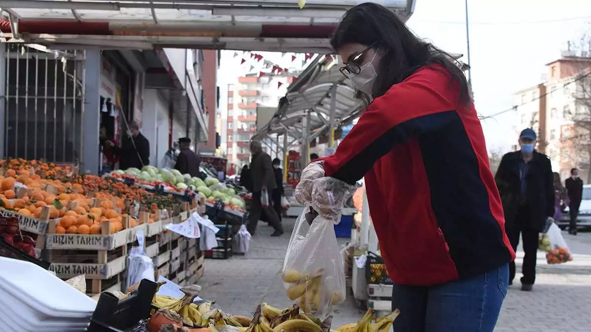 Konya'da koronavirüs tedbirleri kapsamında uygulanan sokağa çıkma kısıtlamasında internet üzerinden market alışverişi yapanların sayısı arttı.