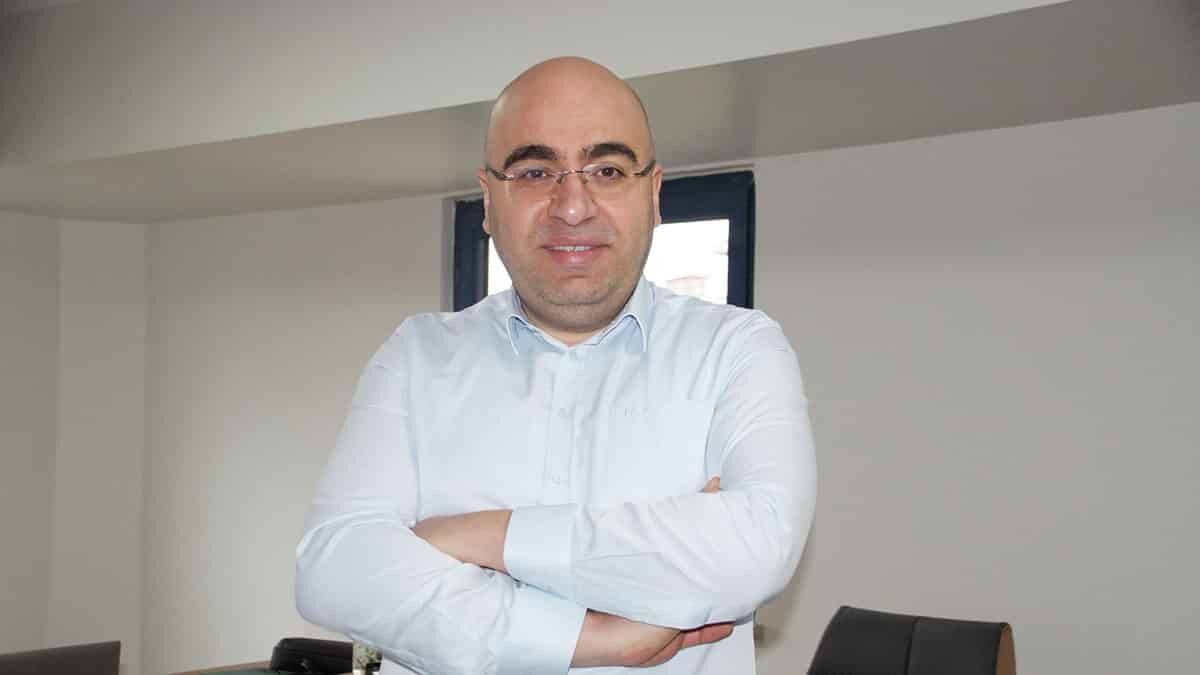 Sosyal Medya Uzmanı Dr. Murat Dağıtmaç, "Sosyal medya atom bombasından daha tehlikeli. Dijital dünya yarın bize karşı silah olarak kullanılabilir" dedi.