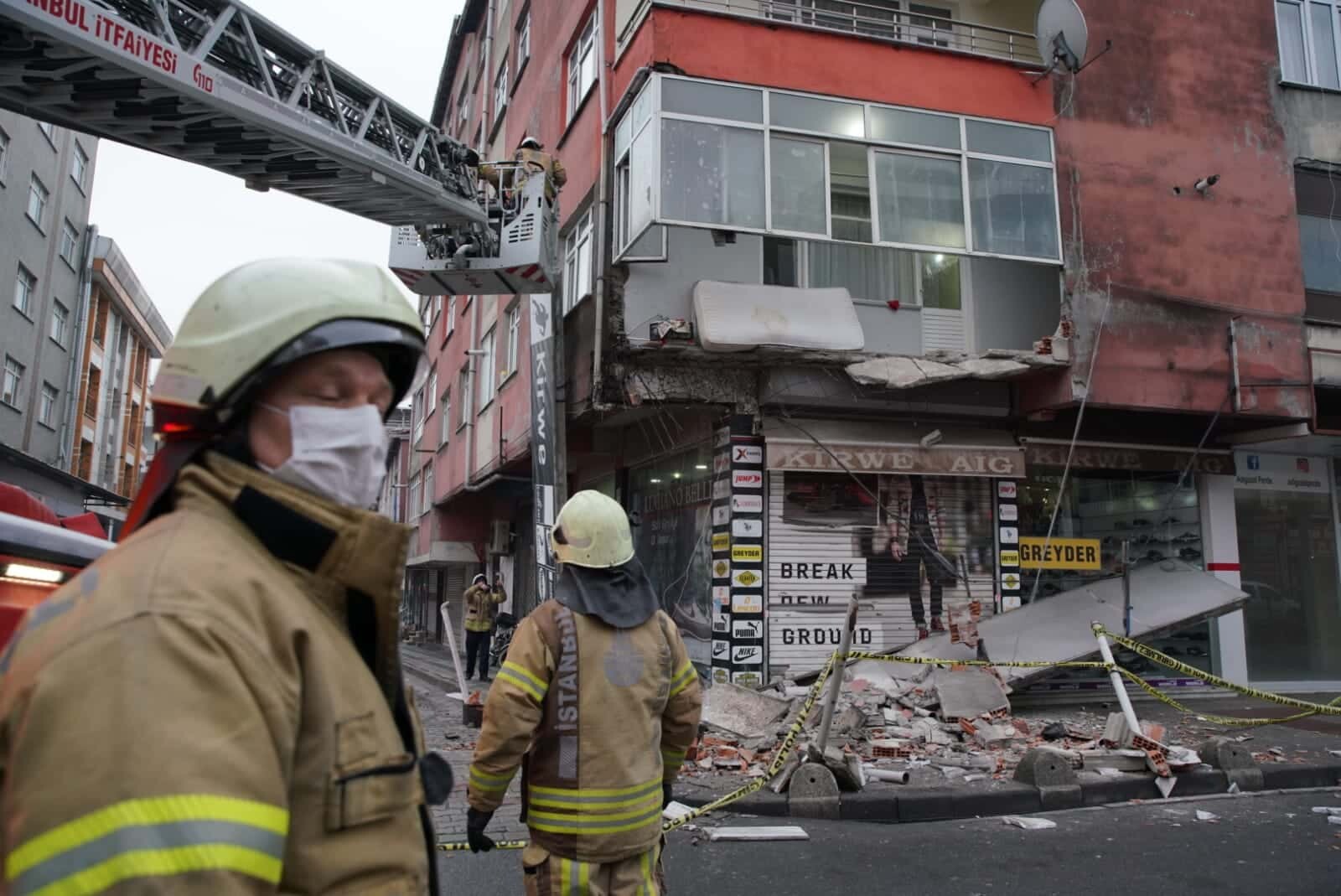 Sultangazi'de binanın balkonu çöktü