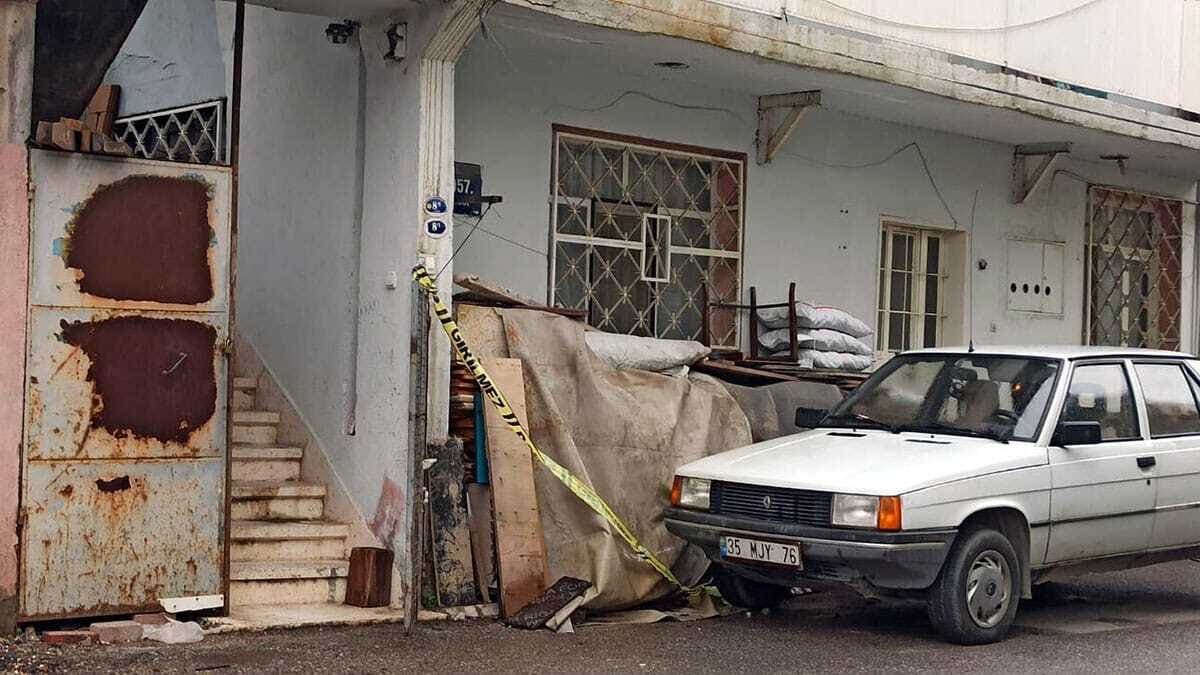 Eşinin başına baltayla vurarak ağır yaraladı