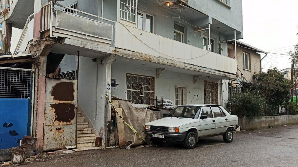 Eşinin başına baltayla vurarak ağır yaraladı