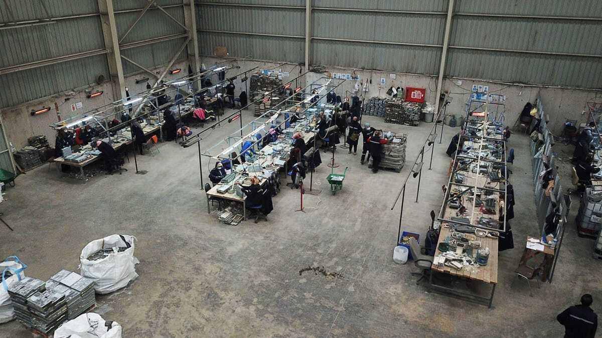 Değerli madenleri çıkartarak rafinerilere satıyor