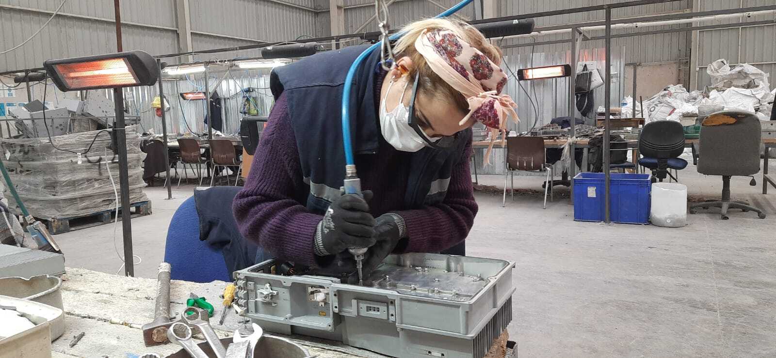 Türkiye’nin ilk ve tek değerli madenler geri dönüşüm firması değerli madenleri çıkartarak Türkiye'deki rafinerilere satıyor.