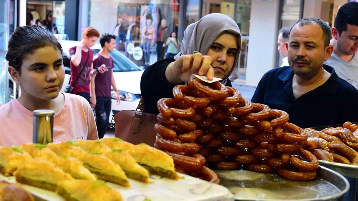 Türkiye’de son yıllarda popülerliği artan ve yüksek reytingler alan yemek programları, hemen hemen her televizyon kanalında yer buluyor.