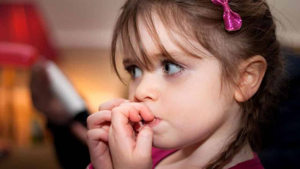 Baskıcı aile ortamında tırnak yeme alışkanlığı görülüyor