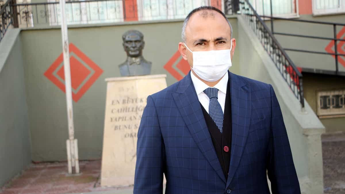 Tokat'ta öğretmenler okul bahçesinde, öğrenciler balkonda İstiklal Marşı okudu