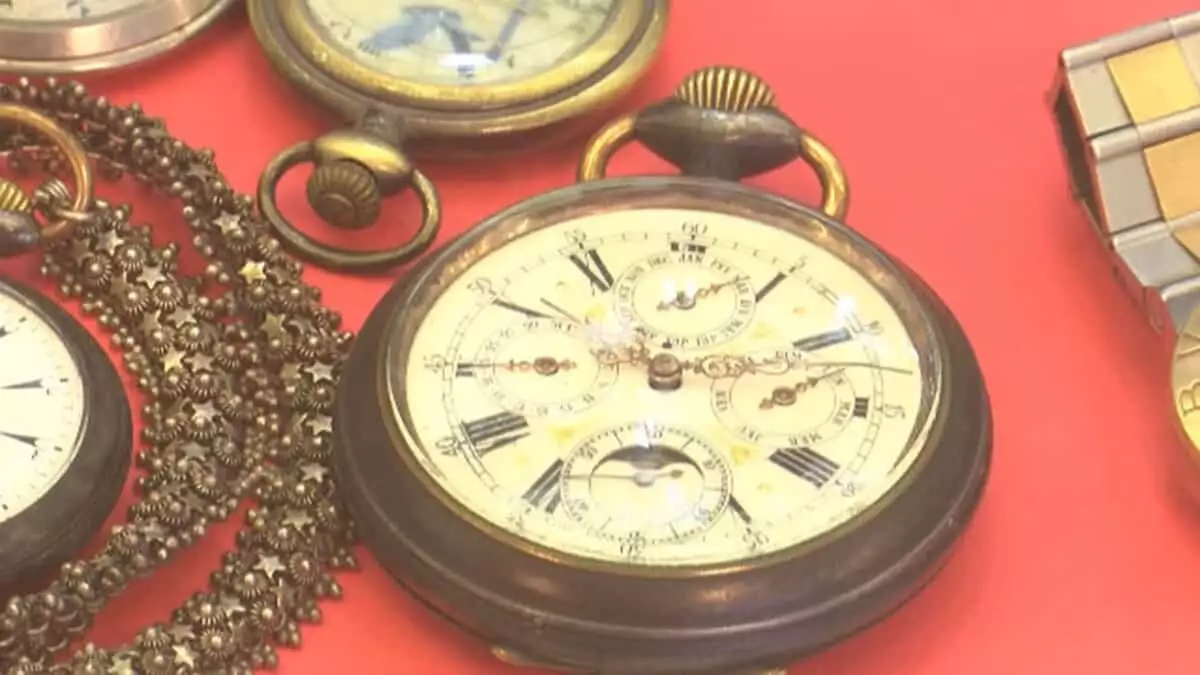 Topladığı antika saatleri online müzayede ile satıyor