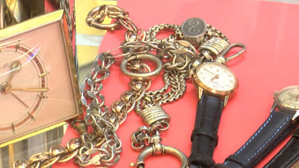 İstanbul’un Kadıköy ilçesinde saat tamirciliği yapan Engin Öztürk, pandemide kendini izole etmek için eve kapandı.